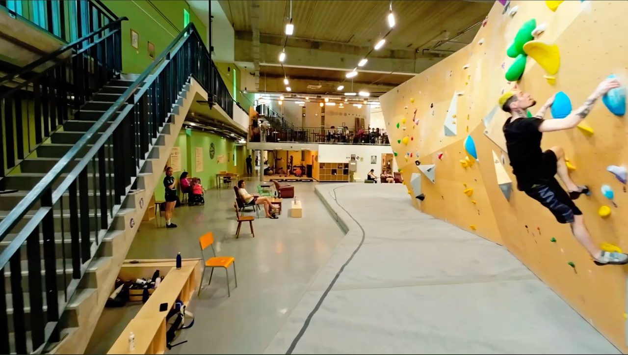 Drone FPV dans une salle d'escalade Arkose